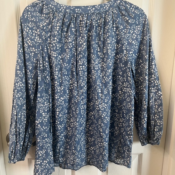 Lauren Conrad floral print peasant type blouse. Blue and white …size Large. - Picture 3 of 6